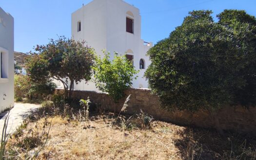 πωλείται ισόγειο διαμέρισμα 84τ.μ., με όμορφη θέα στη θάλασσα και άνετο εξωτερικό χώρο 186τ.μ. με κήπο και αυλή.